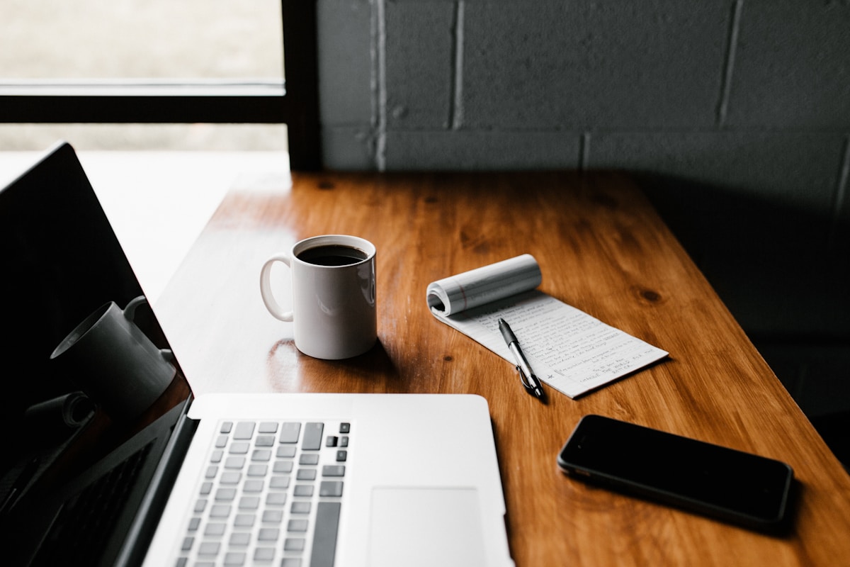 Laptop abierto sobre un escritorio de madera, listo para escribir