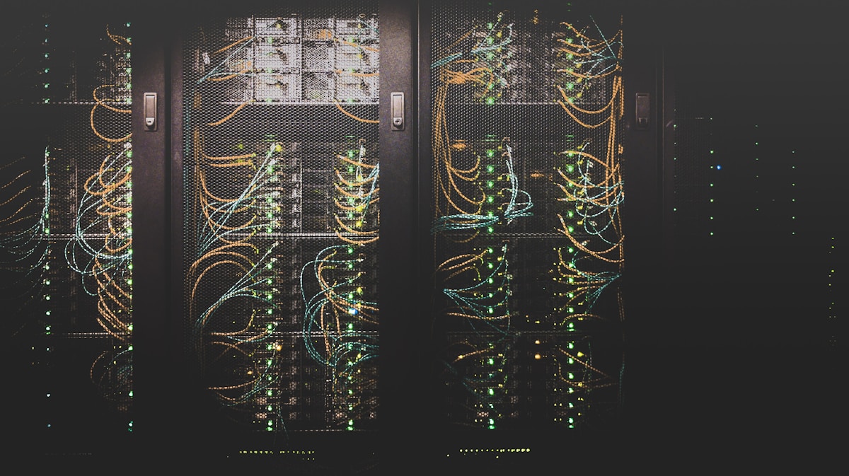 Sala de servidores con luces azules y racks de equipos