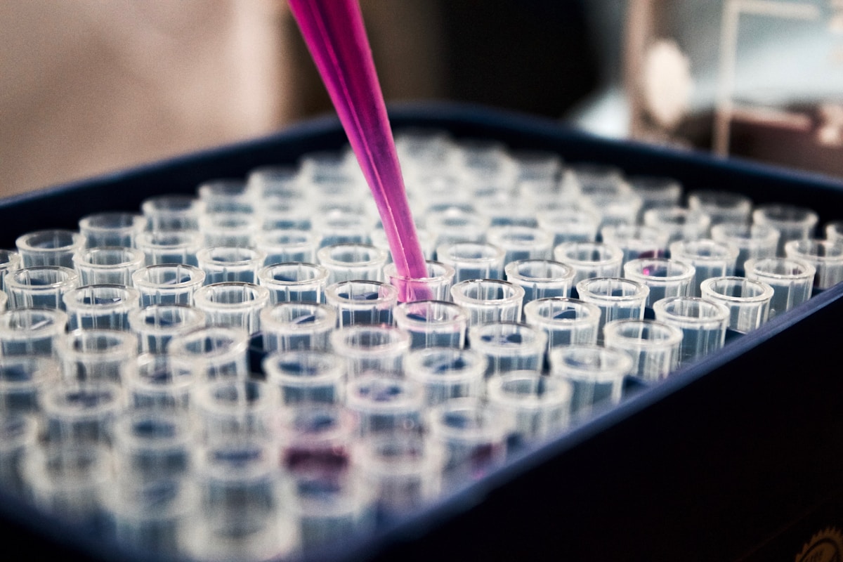 Tubos de ensayo y pipetas en un laboratorio — trabajo de bioinformática y secuenciación genética