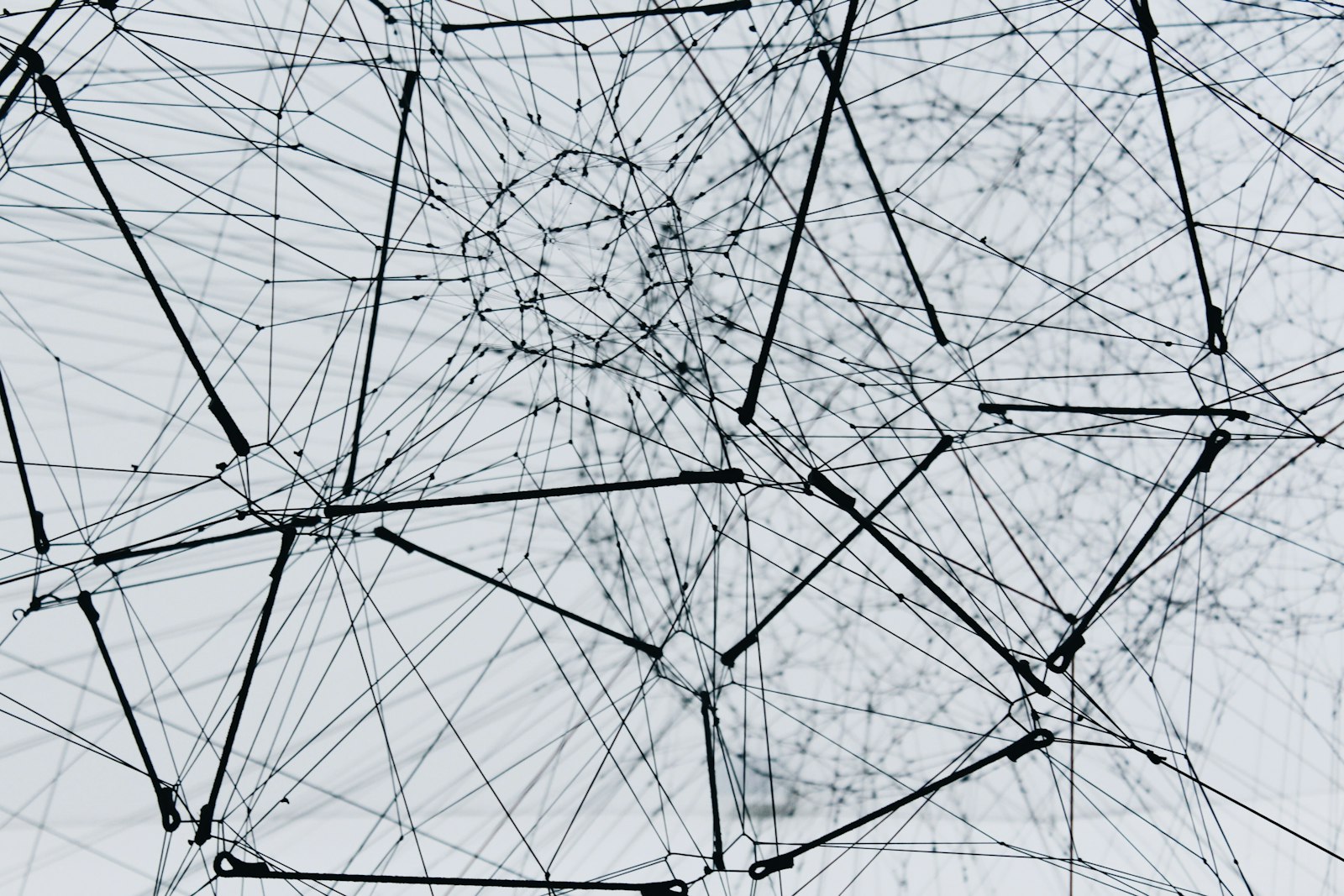 Estructura metálica geométrica con nodos interconectados como metáfora de flujos de datos distribuidos